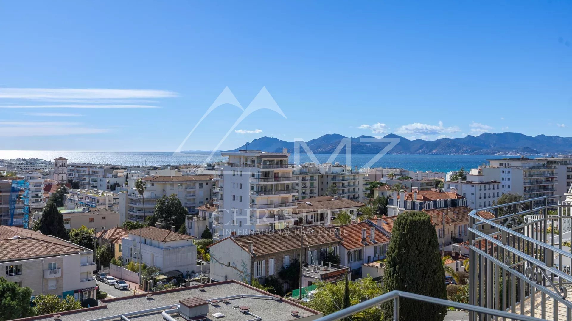 Vue mer depuis un appartement à Cannes Vue panoramique sur la mer et les montagnes depuis un dernier étage à Cannes.