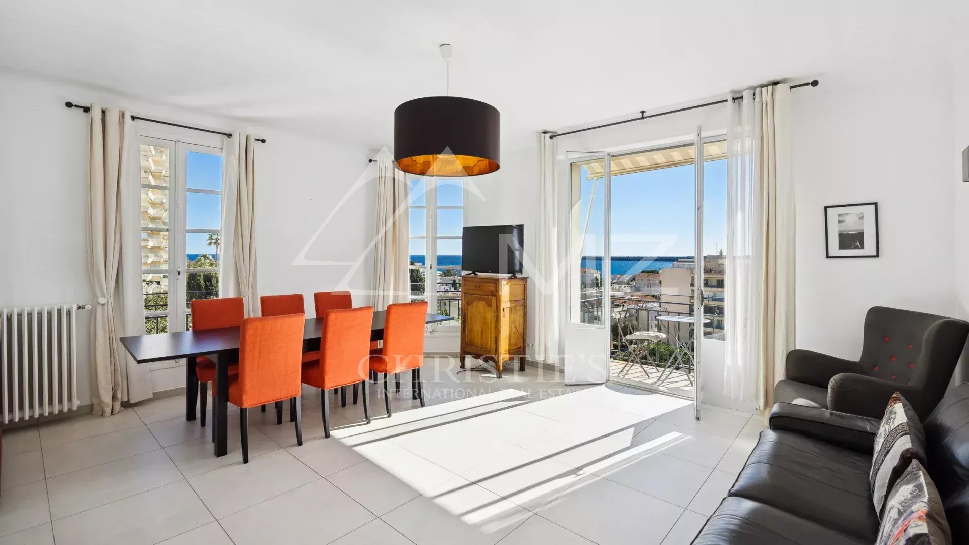 Appartement lumineux avec vue mer à Cannes Intérieur d'un appartement lumineux avec vue sur la mer à Cannes, salle à manger et salon.