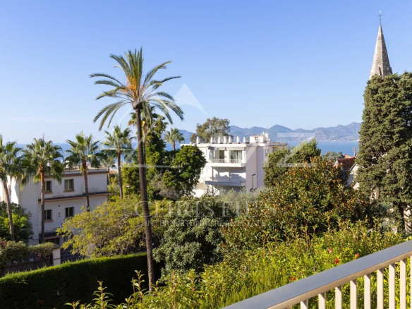 Vue dégagée sur la mer et l'église Saint-Georges depuis une terrasse d'angle à Cannes.