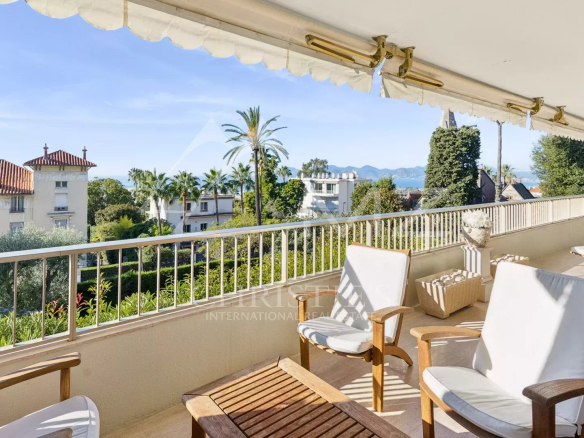 Terrasse d'angle avec chaises et vue sur la mer à Cannes.
