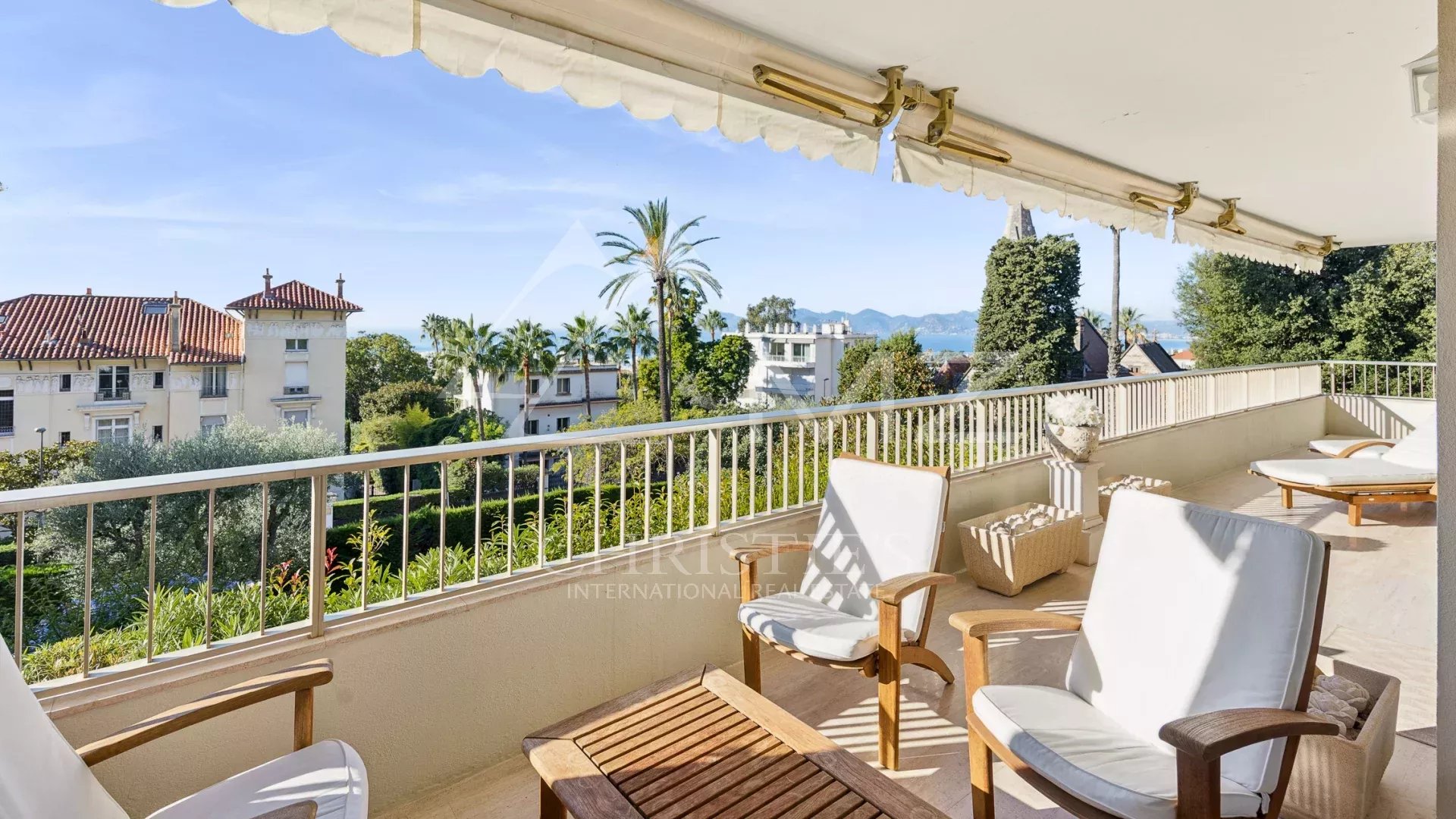 Terrasse d'angle avec chaises et vue sur la mer à Cannes.