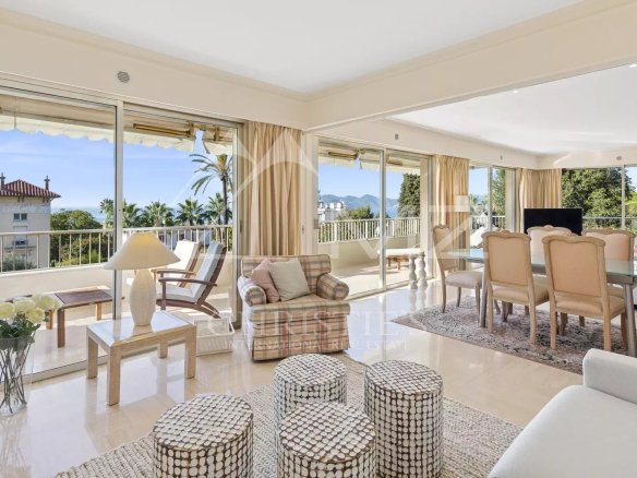 Intérieur d'un appartement d'angle à Cannes avec vue sur la mer et l'église Saint-Georges.