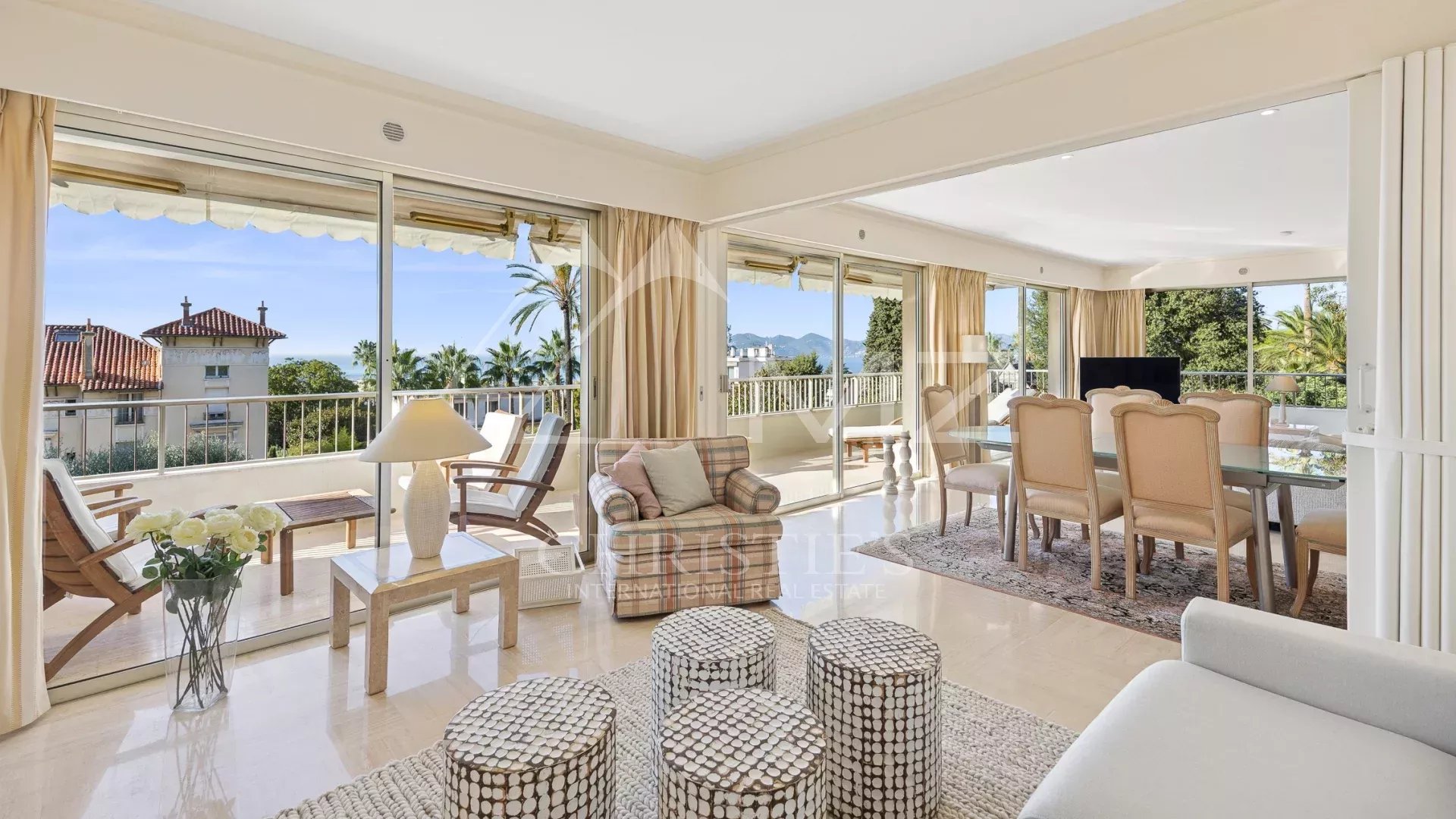 Intérieur d'un appartement d'angle à Cannes avec vue sur la mer et l'église Saint-Georges.