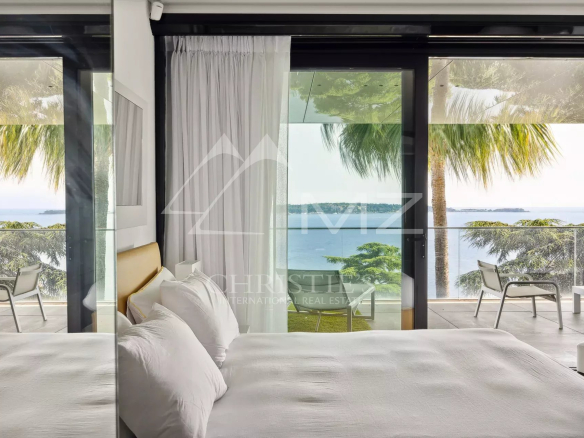 Chambre d'un appartement de luxe avec vue sur la mer à Cannes, terrasse spacieuse.