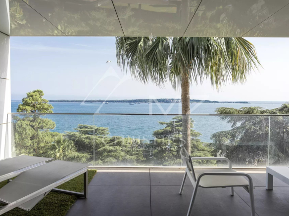 Terrasse d'un appartement de luxe avec vue sur la mer à Cannes