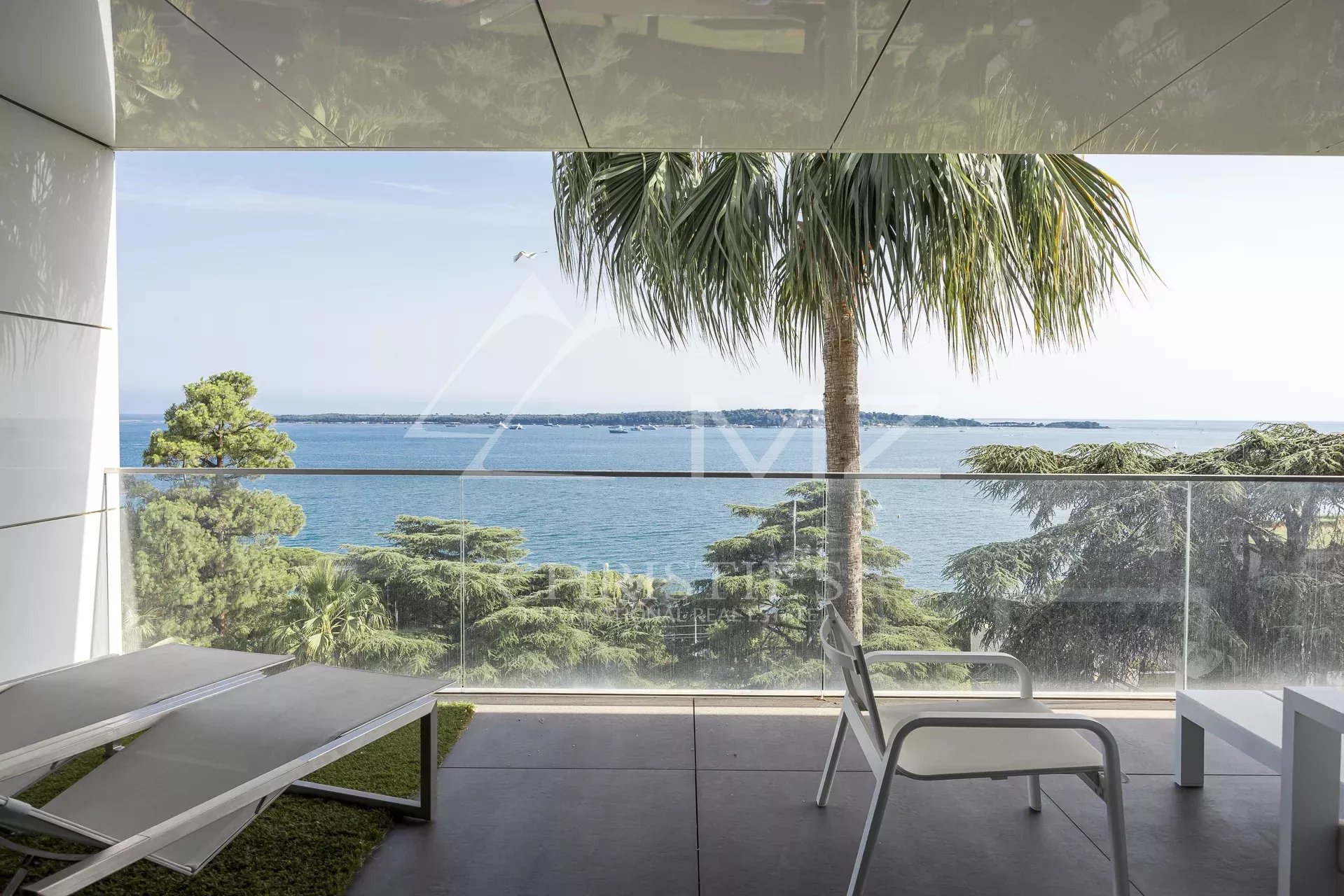 Terrasse d'un appartement de luxe avec vue sur la mer à Cannes