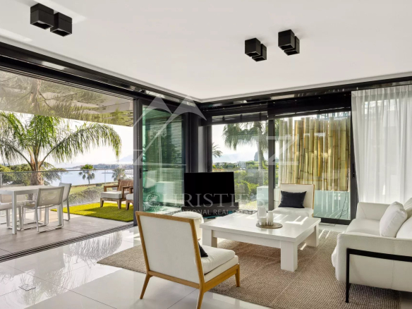 Intérieur d'un appartement de luxe à Cannes avec vue sur la mer et terrasse spacieuse.