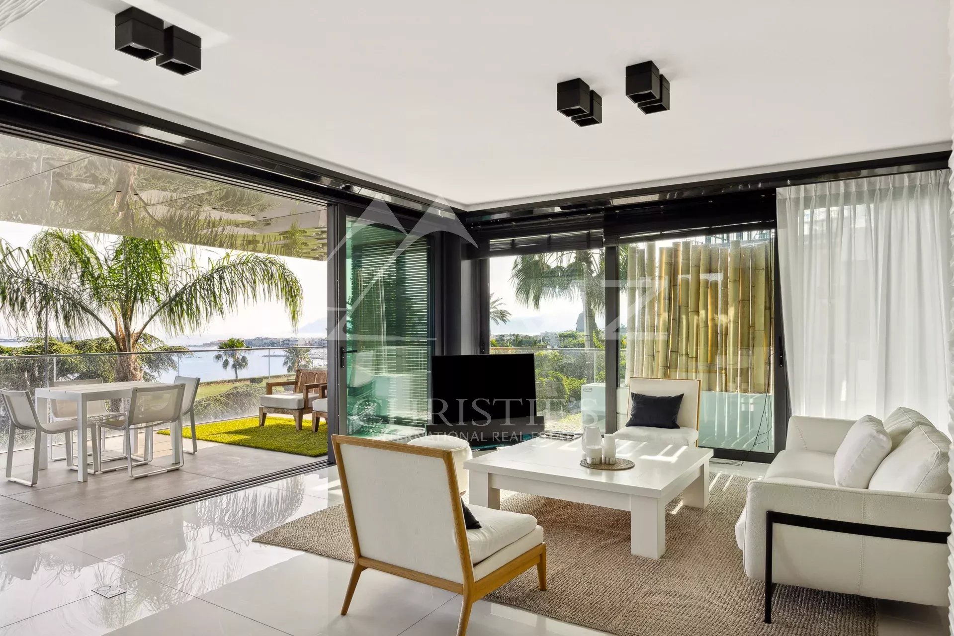 Intérieur d'un appartement de luxe à Cannes avec vue sur la mer et terrasse spacieuse.