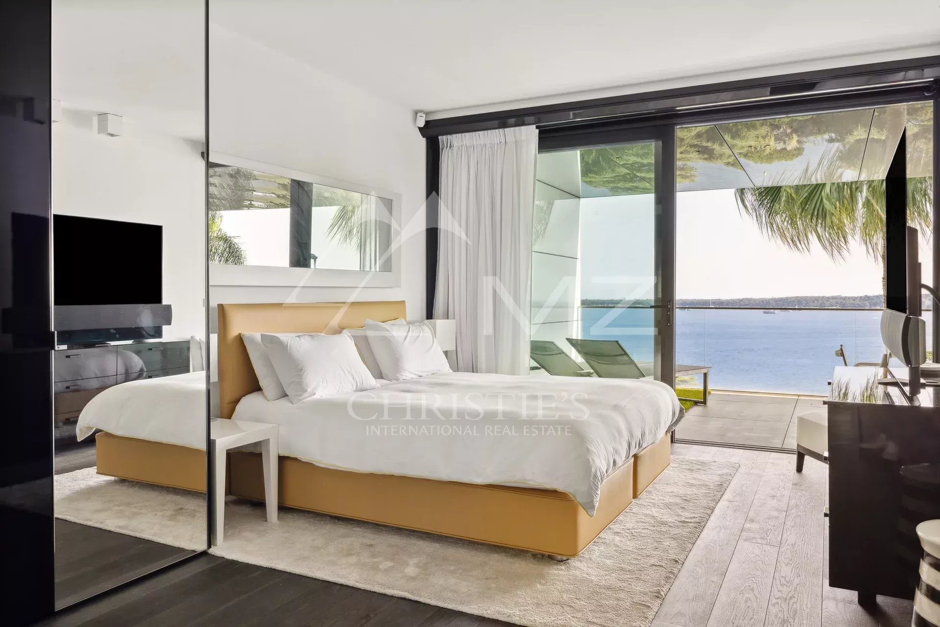 Chambre d'un appartement de luxe avec vue sur la mer à Cannes.