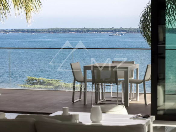Terrasse d'un appartement avec vue sur la mer à Cannes, mobilier moderne et espace de repas.
