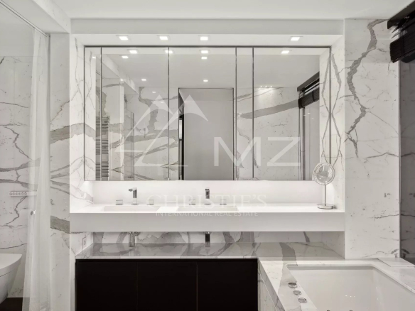 Salle de bain moderne avec marbre et baignoire