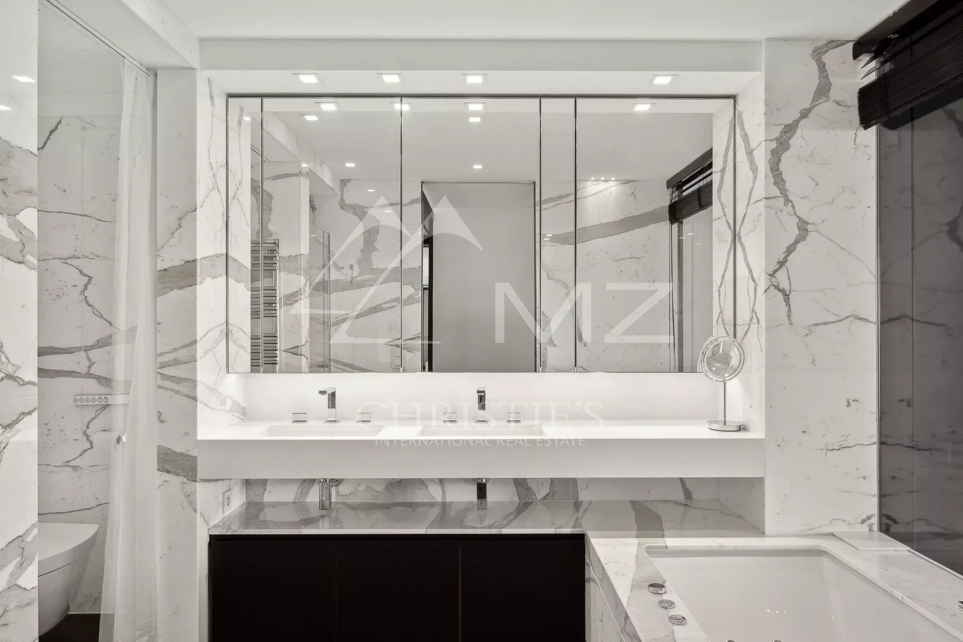 Salle de bain moderne avec marbre et baignoire
