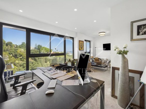 Modern office with views of nature, contemporary apartment in Cannes.