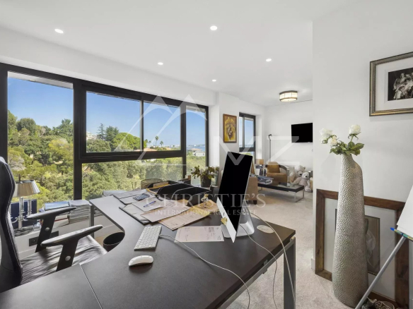 Contemporary apartment with sea view in Cannes, modern and bright office.