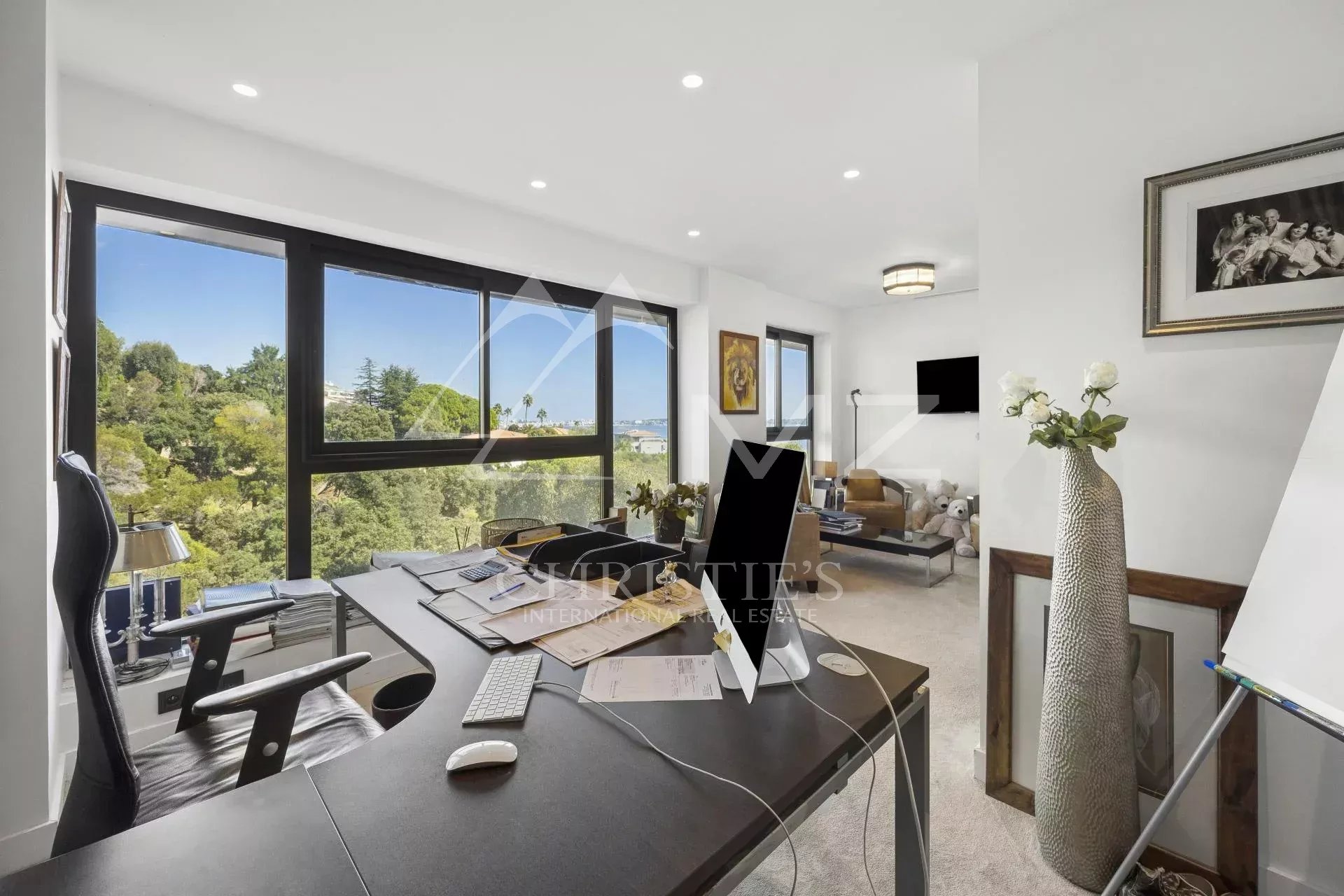 Contemporary apartment with sea view in Cannes, modern and bright office.