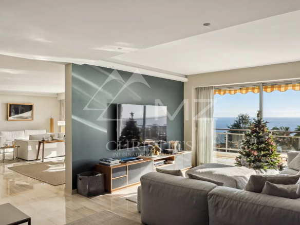 Appartement moderne avec vue mer, salon lumineux et décoration contemporaine à Cannes.