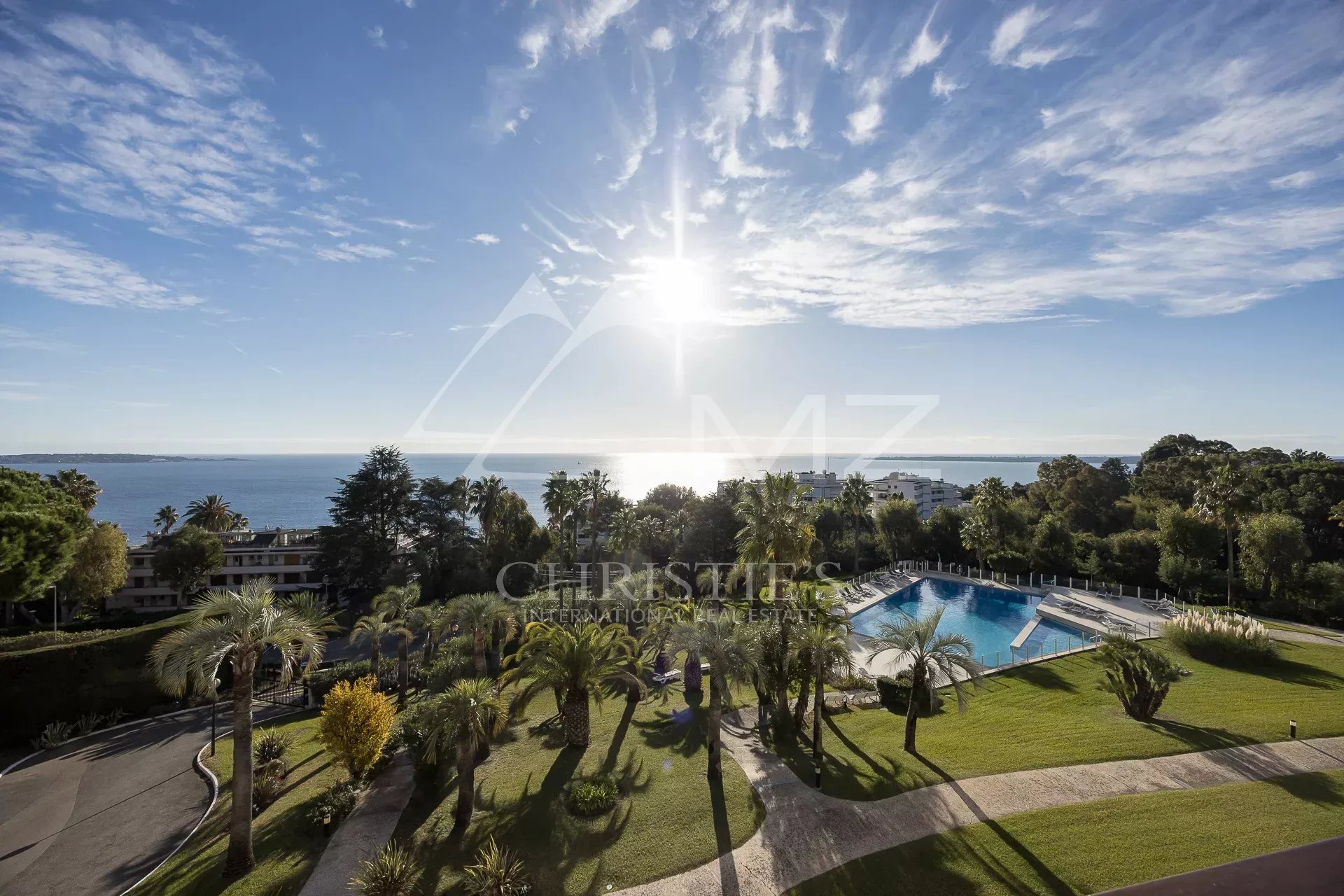 Appartement de prestige à Cannes Vue panoramique sur la mer depuis une résidence avec piscine et parc à Cannes.