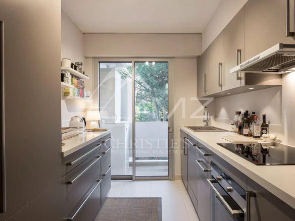 Cuisine moderne d'un appartement de prestige à Cannes avec accès à un balcon.
