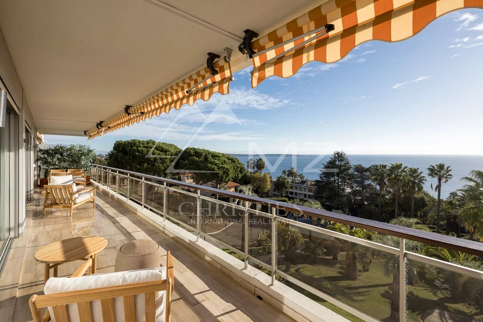 Appartement avec vue mer à Cannes Terrasse d'un appartement à Cannes avec vue panoramique sur la mer et le jardin.