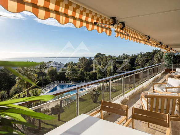 Balcon d'un appartement avec vue panoramique sur la mer et la piscine, résidence à Cannes.