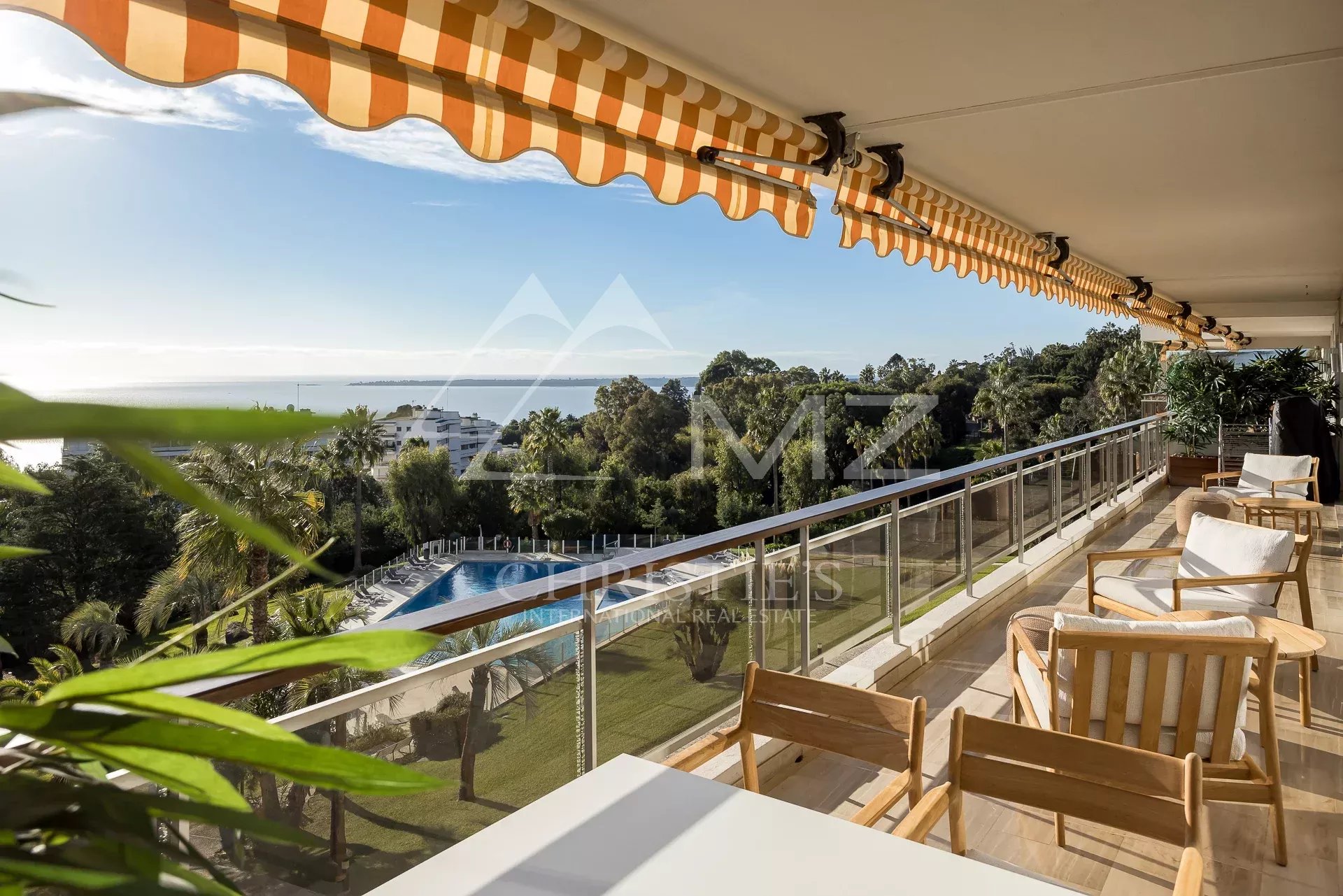 Appartement de prestige avec vue mer à Cannes Balcon d'un appartement avec vue panoramique sur la mer et la piscine, résidence à Cannes.