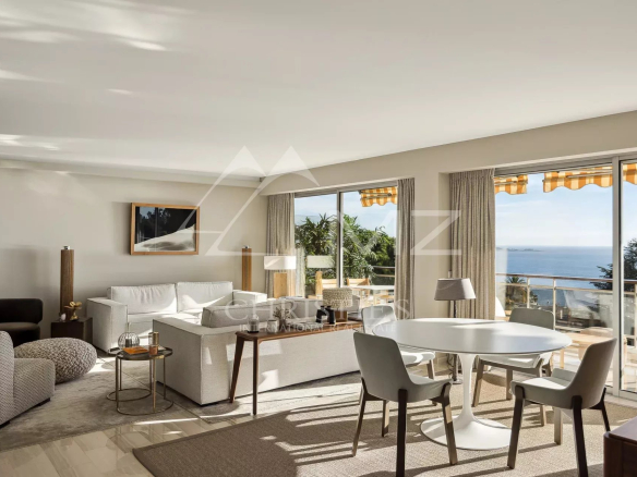 Intérieur d'un appartement lumineux avec vue sur la mer à Cannes, salon et salle à manger modernes.