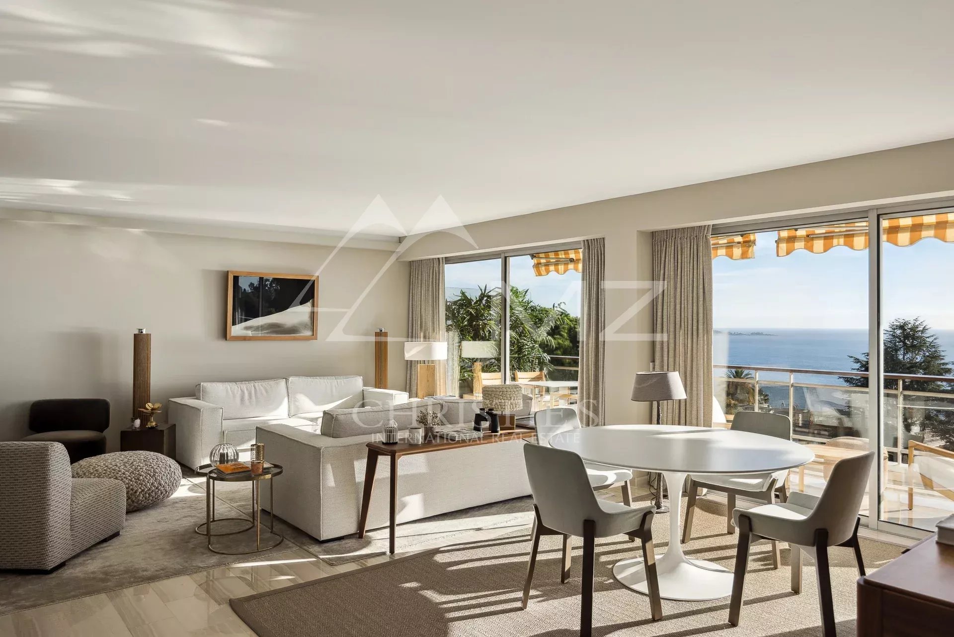 Appartement de prestige à Cannes Intérieur d'un appartement lumineux avec vue sur la mer à Cannes, salon et salle à manger modernes.