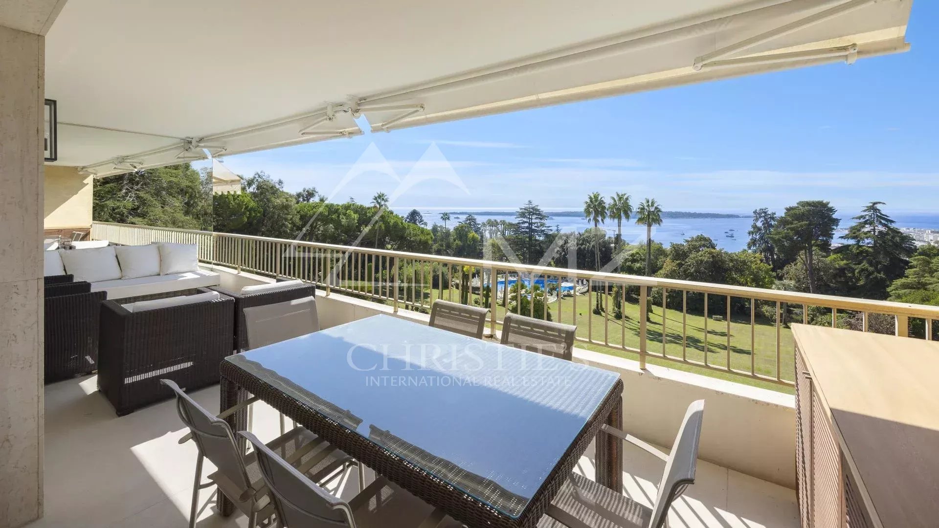 Terrasse avec vue à Cannes Terrasse d'un appartement à Cannes avec vue sur la mer et mobilier extérieur.