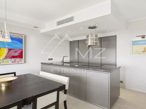 Cuisine moderne d'un appartement contemporain à Cannes, avec table à manger et décoration élégante.
