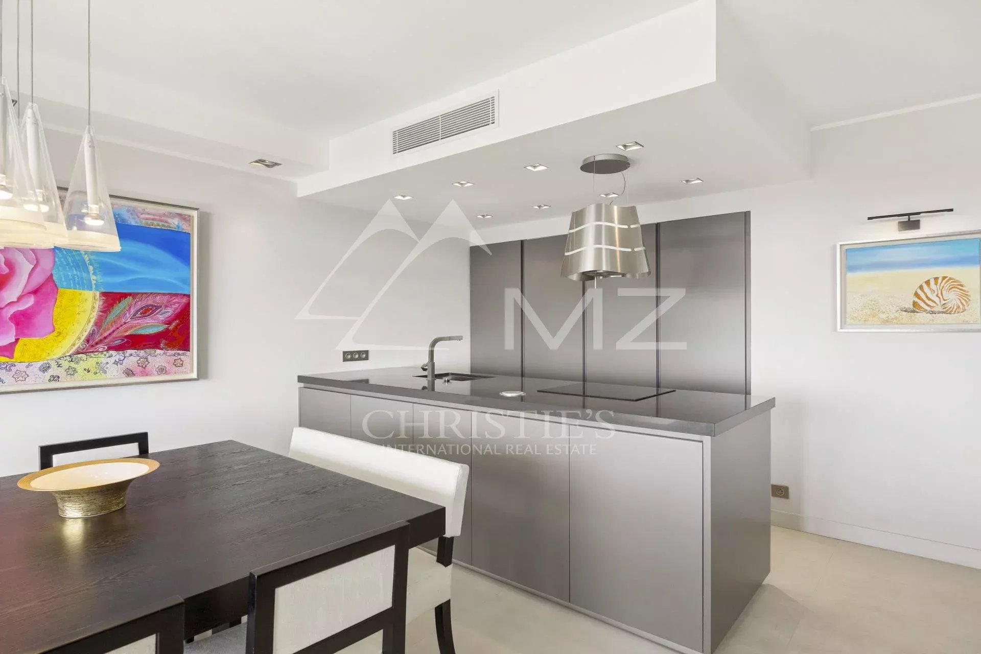 Cuisine d’appartement contemporain à Cannes Cuisine moderne d'un appartement contemporain à Cannes, avec table à manger et décoration élégante.