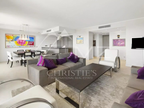 Intérieur d'un appartement contemporain à Cannes, avec un salon lumineux et des meubles modernes.