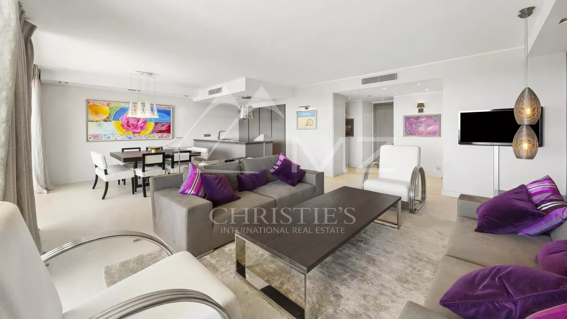 Appartement contemporain à Cannes Intérieur d'un appartement contemporain à Cannes, avec un salon lumineux et des meubles modernes.