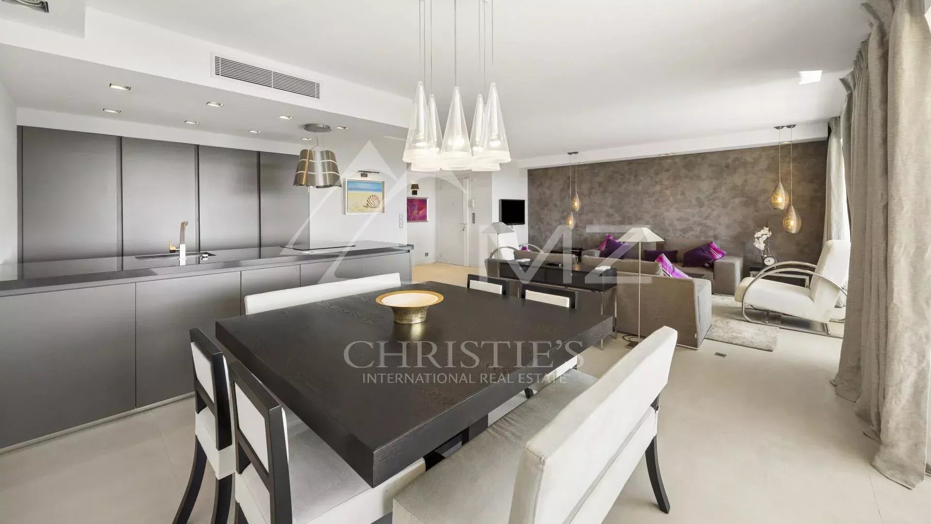Appartement contemporain à Cannes Intérieur d'un appartement contemporain à Cannes, avec salle à manger, cuisine moderne et salon lumineux.