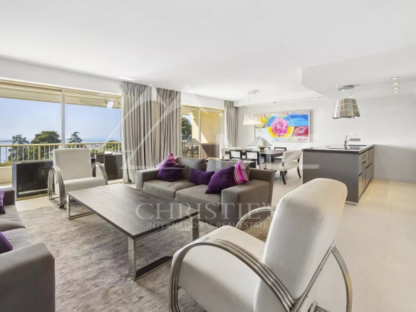 Appartement contemporain lumineux avec salon et cuisine ouverte à Cannes, quartier Californie.