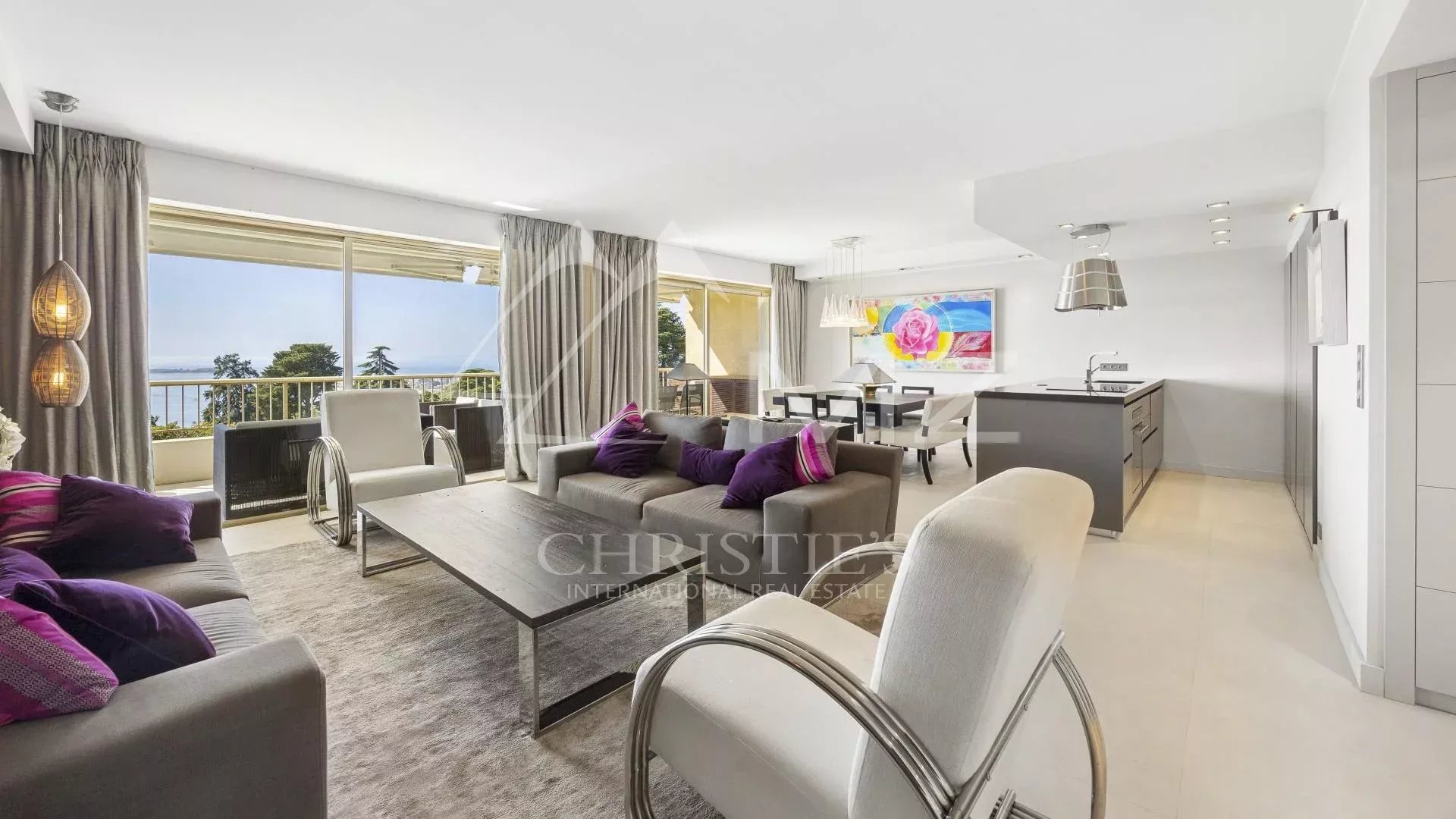Appartement contemporain à Cannes Appartement contemporain lumineux avec salon et cuisine ouverte à Cannes, quartier Californie.