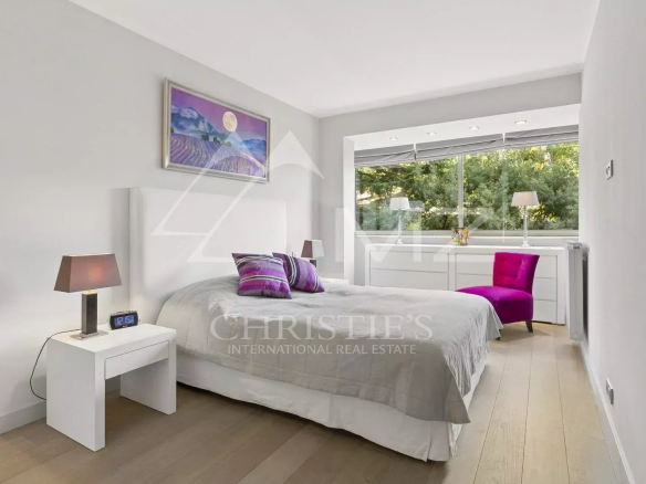 Chambre d'un appartement contemporain à Cannes, avec lit double et décoration moderne.