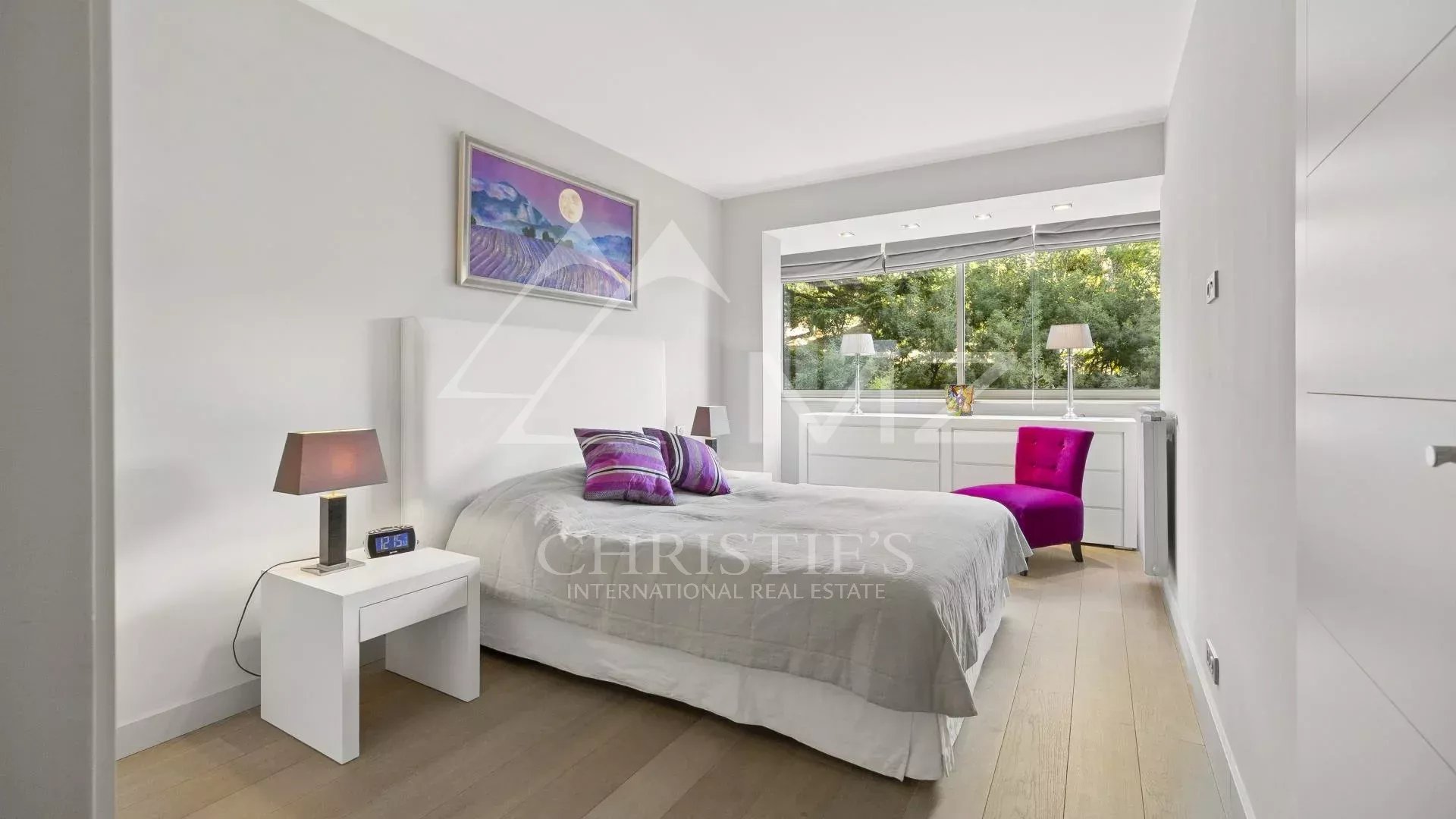 Chambre d’appartement à Cannes Chambre d'un appartement contemporain à Cannes, avec lit double et décoration moderne.