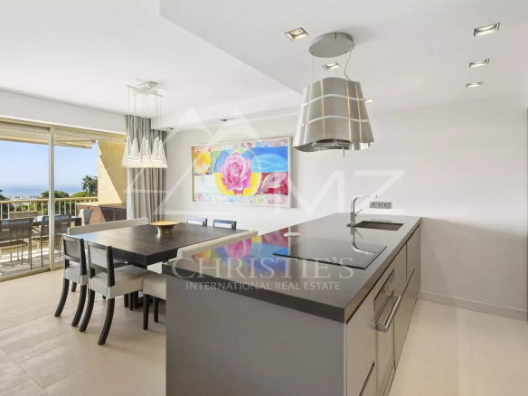 Cuisine moderne ouverte sur un séjour lumineux avec vue à Cannes, quartier Californie.
