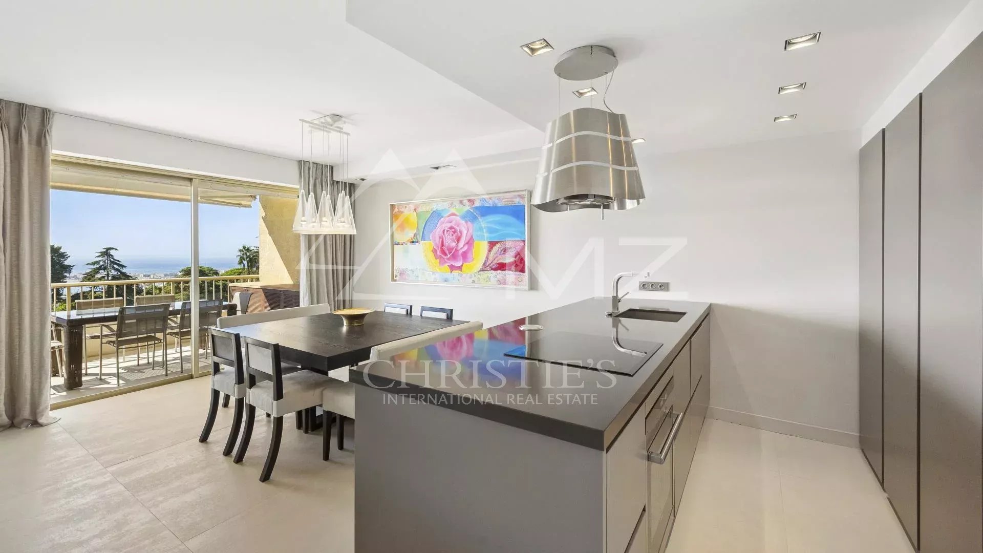 Appartement contemporain à Cannes Cuisine moderne ouverte sur un séjour lumineux avec vue à Cannes, quartier Californie.