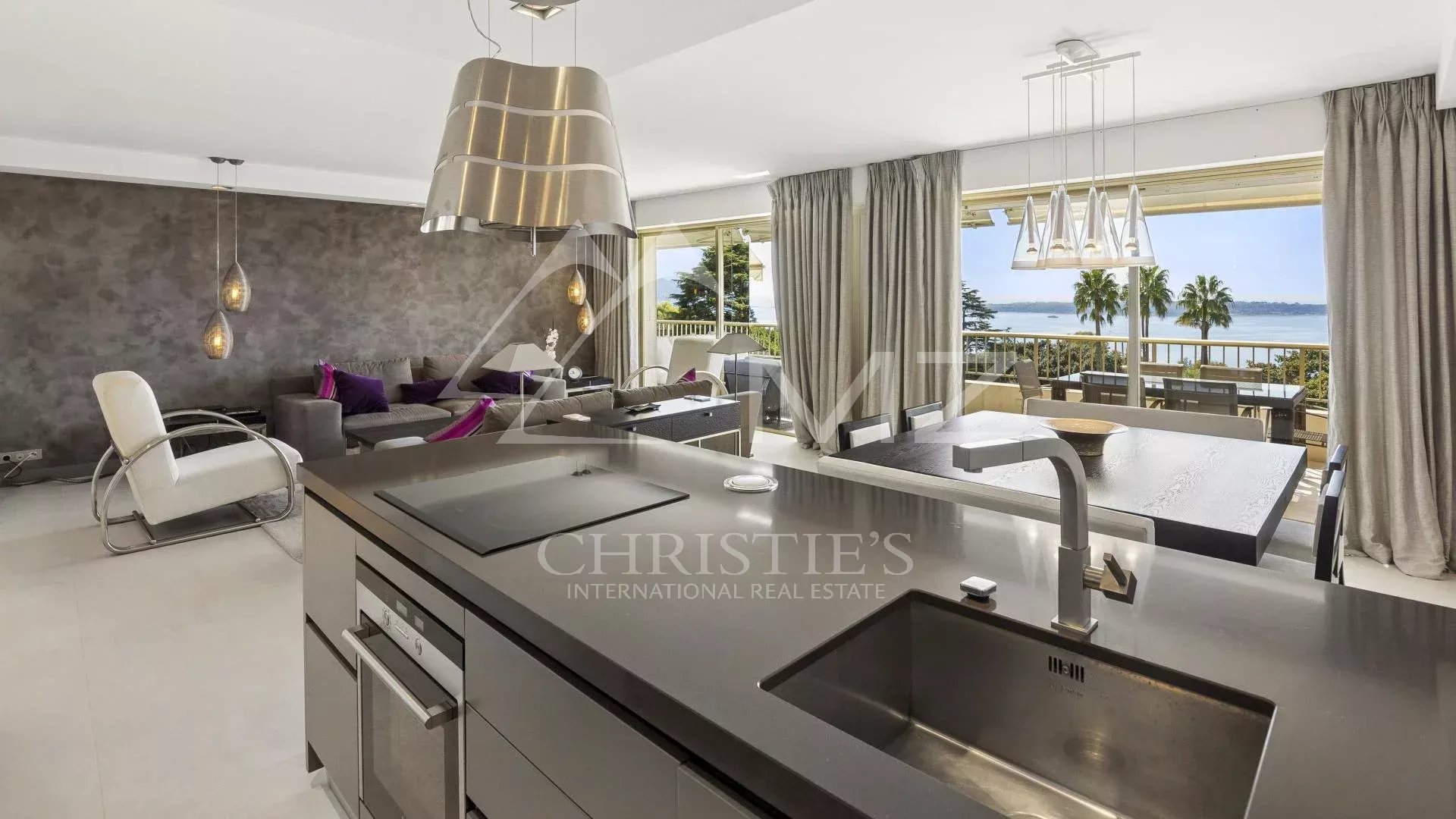 Appartement contemporain à Cannes Appartement contemporain à Cannes avec vue sur la mer, séjour lumineux et cuisine moderne.