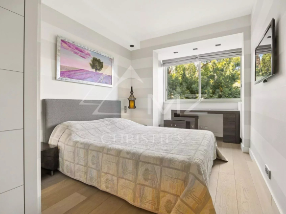 Chambre d'un appartement contemporain à Cannes, avec lit double et décoration moderne.