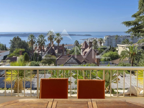 Terrasse d'un appartement à Cannes avec vue panoramique sur la mer et les îles de Lérins.