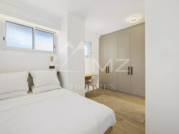 Room in a renovated apartment in Cannes, with bed and built-in wardrobe.