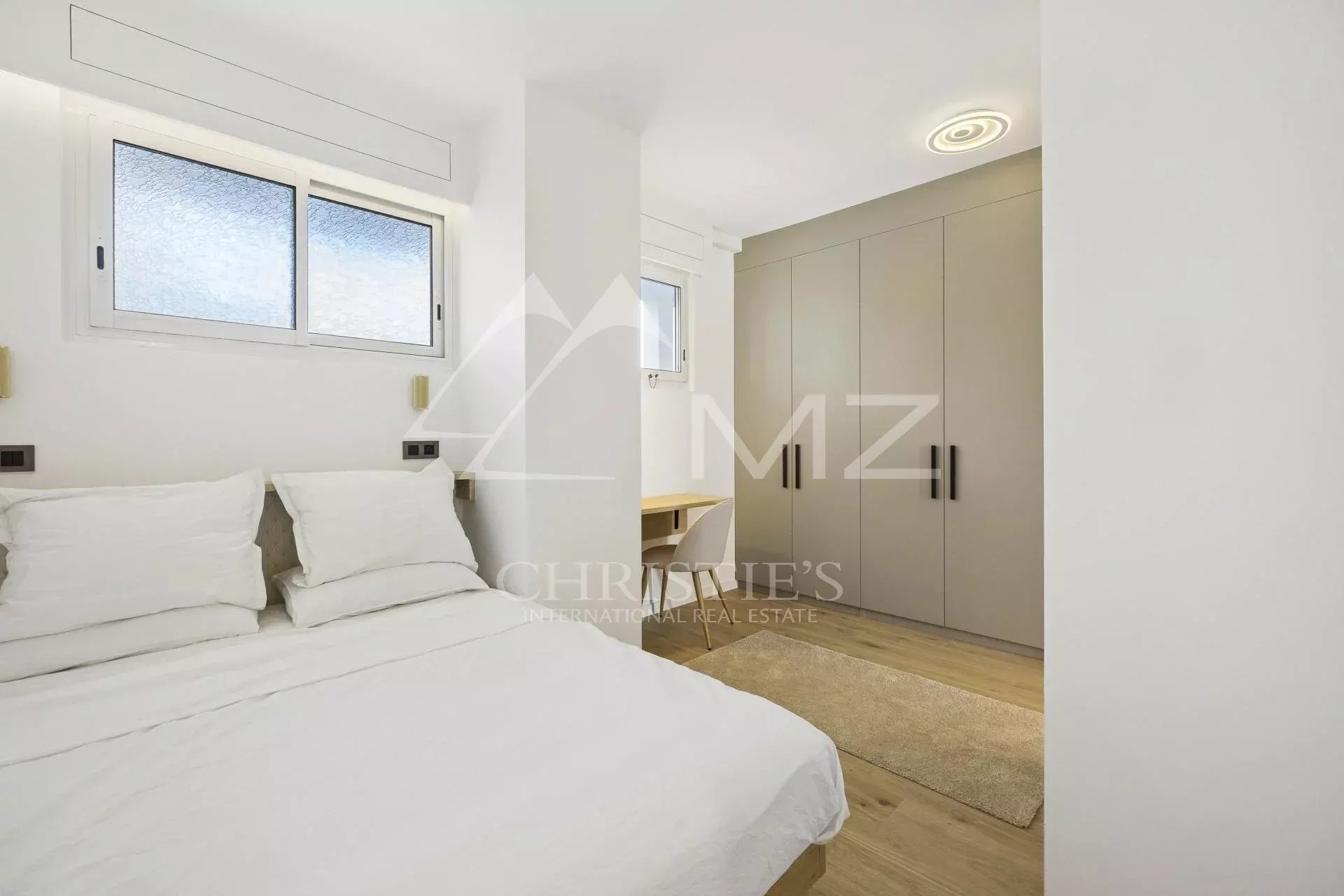 Room in a renovated apartment in Cannes, with bed and built-in wardrobe.