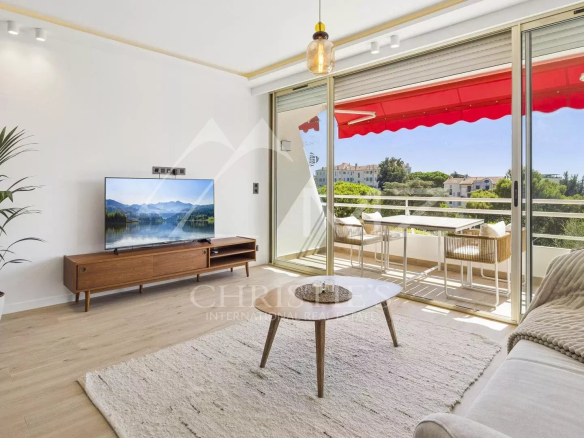 Bright living room in a renovated apartment in Cannes with terrace and sea view.
