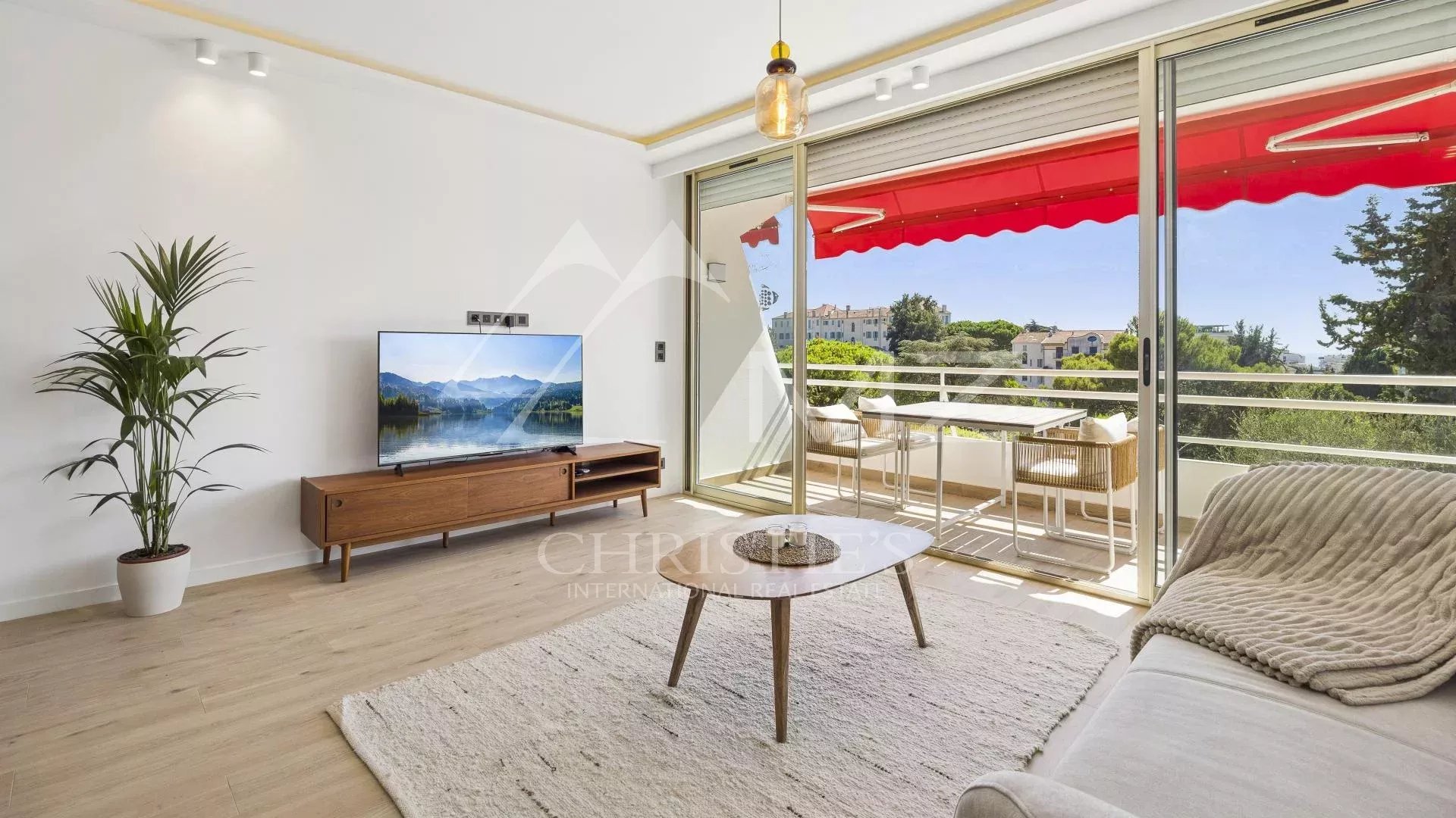 Bright living room in a renovated apartment in Cannes with terrace and sea view.