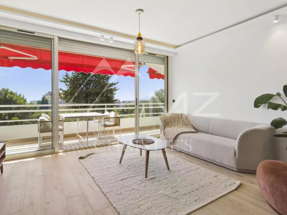 Bright living room in a renovated apartment in Cannes with terrace and unobstructed view.