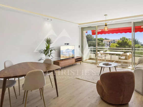 Interior of a renovated apartment in Cannes with a bright living room and a terrace offering an unobstructed view.