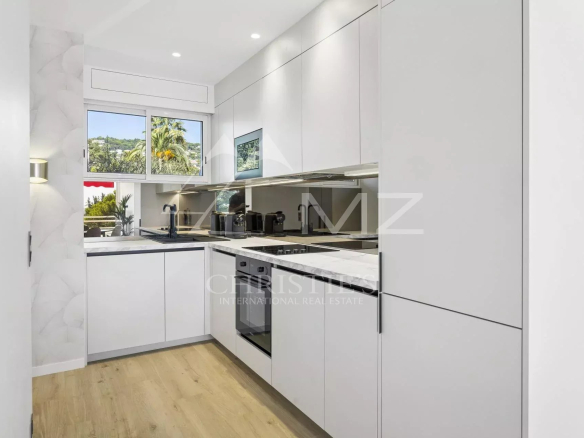 Modern and bright kitchen in a renovated apartment in Cannes Montfleury.