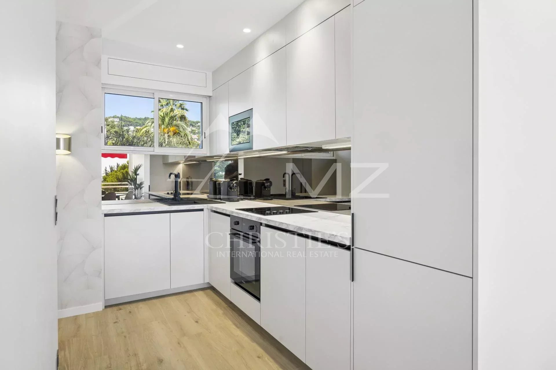 Modern and bright kitchen in a renovated apartment in Cannes Montfleury.